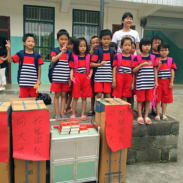 向大大攜愛心走進(jìn)校園