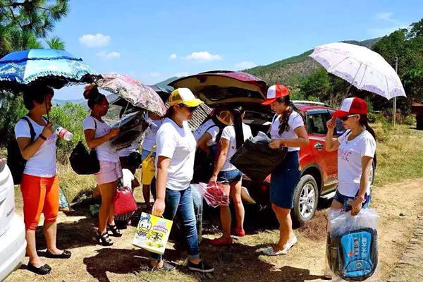 向大大愛心公益走進山區